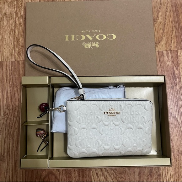 New White Coach Corner Zip Wristlet - Picture 1 of 4